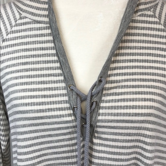 Altar’d State Gray/white hooded tunic - Picture 3 of 5